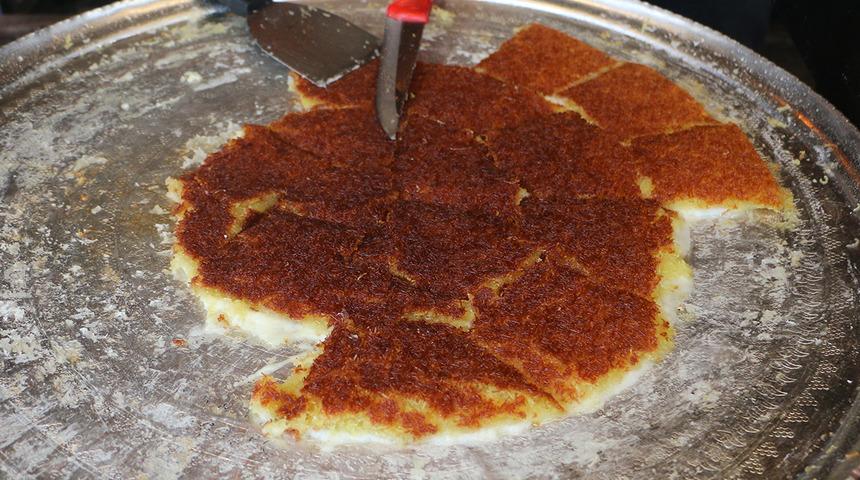 Her g&uuml;n 60 tepsi satılıyor! İ&ccedil;erde oturarak yediğinizde fiyatı artıyor