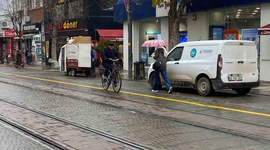 Eskişehir&rsquo;de yağmur etkisini g&ouml;sterdi