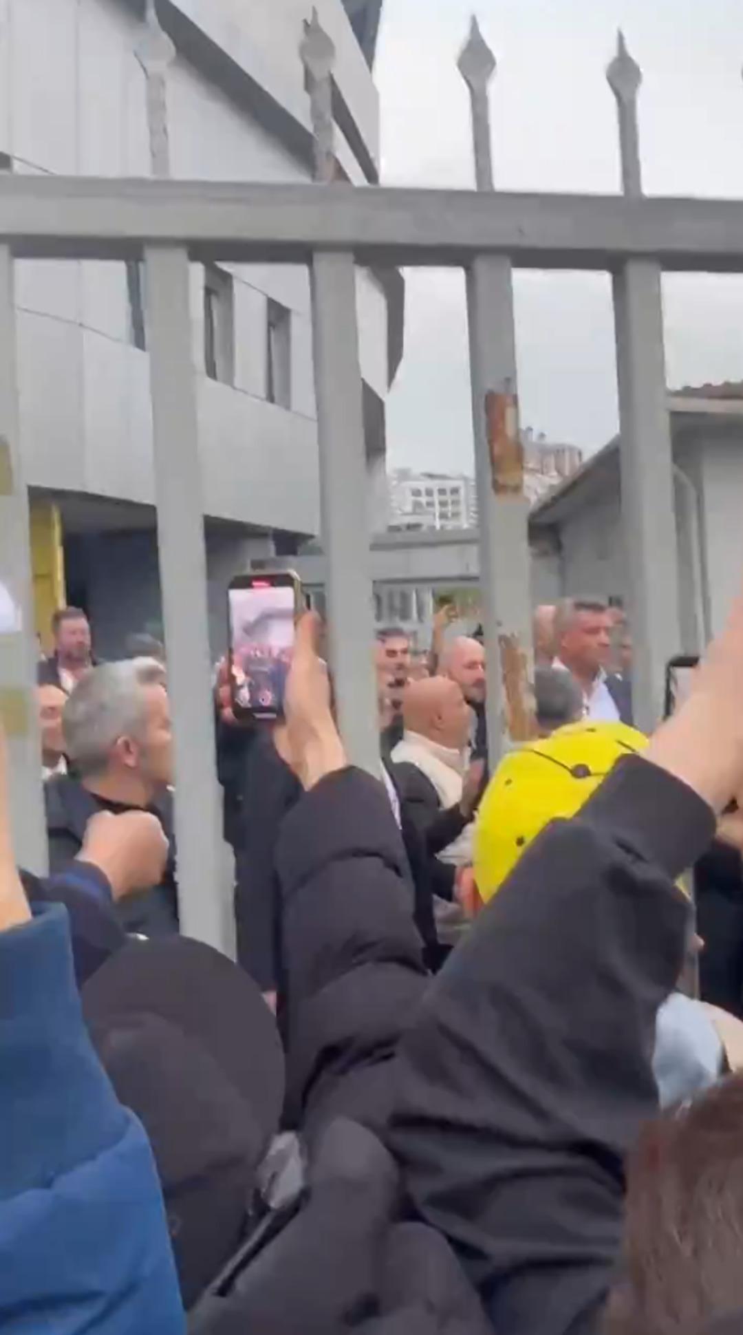 Sadettin Saran serbest bırakıldı! Adliye &ccedil;ıkışında g&ouml;zyaşlarına engel olamadı 4