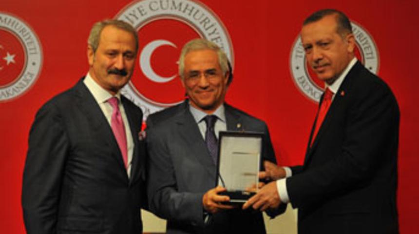 Bir haftada 3 ödül aldı