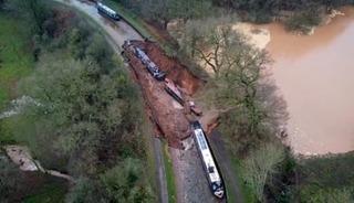 İngiltere'deki Shropshire Kanalı'nda dev obruk