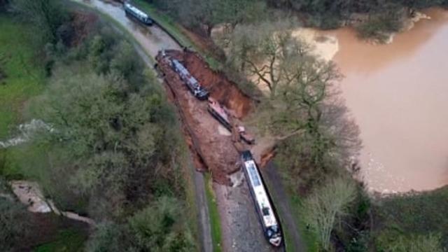 İngiltere'deki Shropshire Kanalı'nda dev obruk