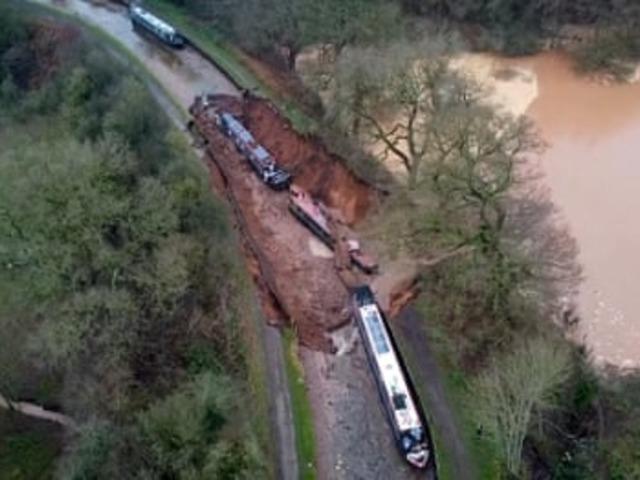 İngiltere'deki Shropshire Kanalı'nda dev obruk