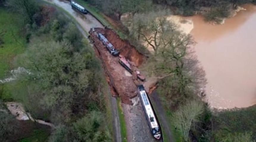 İngiltere'deki Shropshire Kanalı'nda dev obruk