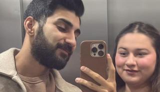 Otomobilin &ccedil;arptığı motosikletteki nişanlı &ccedil;ift &ouml;ld&uuml;