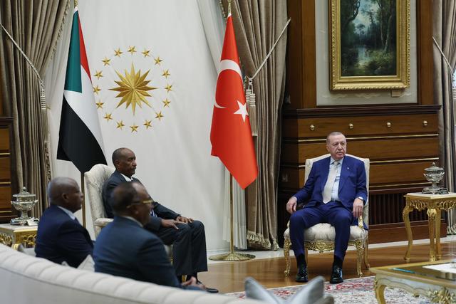 Ankara da kritik temas: Cumhurbaşkanı Erdoğan, Sudan Egemenlik Konseyi Başkanı Burhan ı kabul etti 15