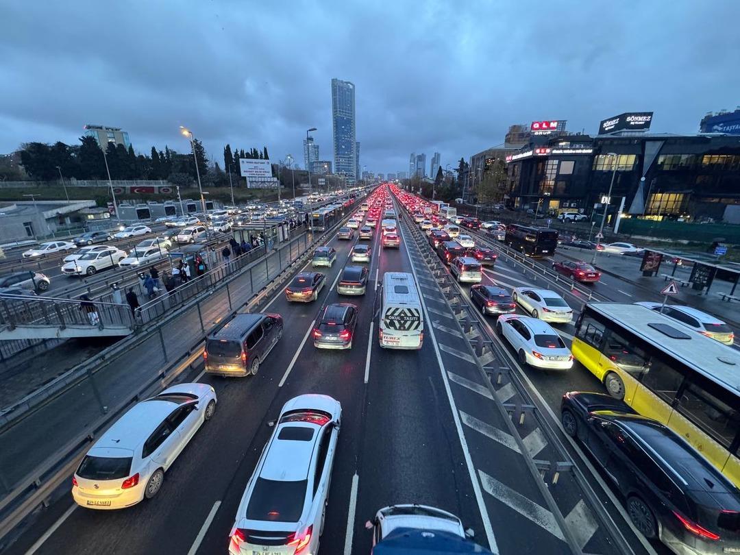 İstanbul da akşam saatlerinde trafik yoğunluğu y&uuml;zde 90 a &ccedil;ıktı 1