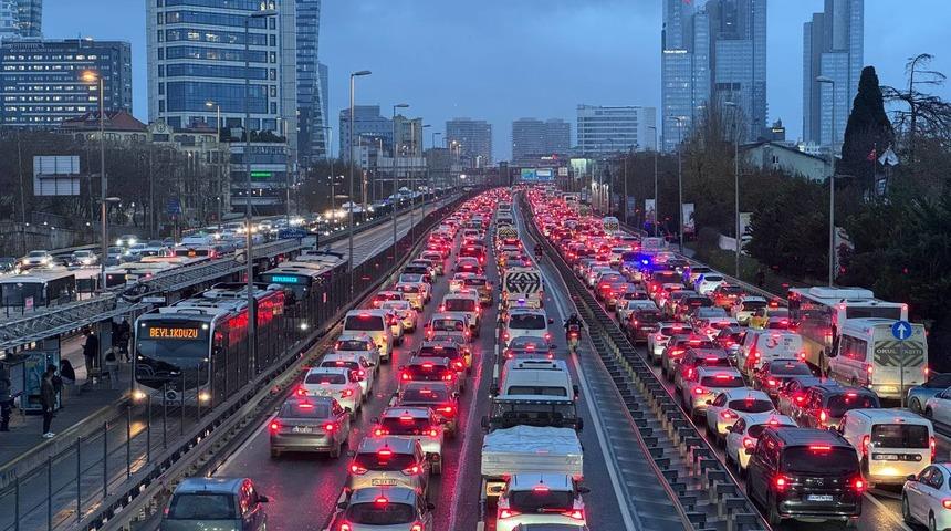 İstanbul'da akşam saatlerinde trafik yoğunluğu y&uuml;zde 90'a &ccedil;ıktı