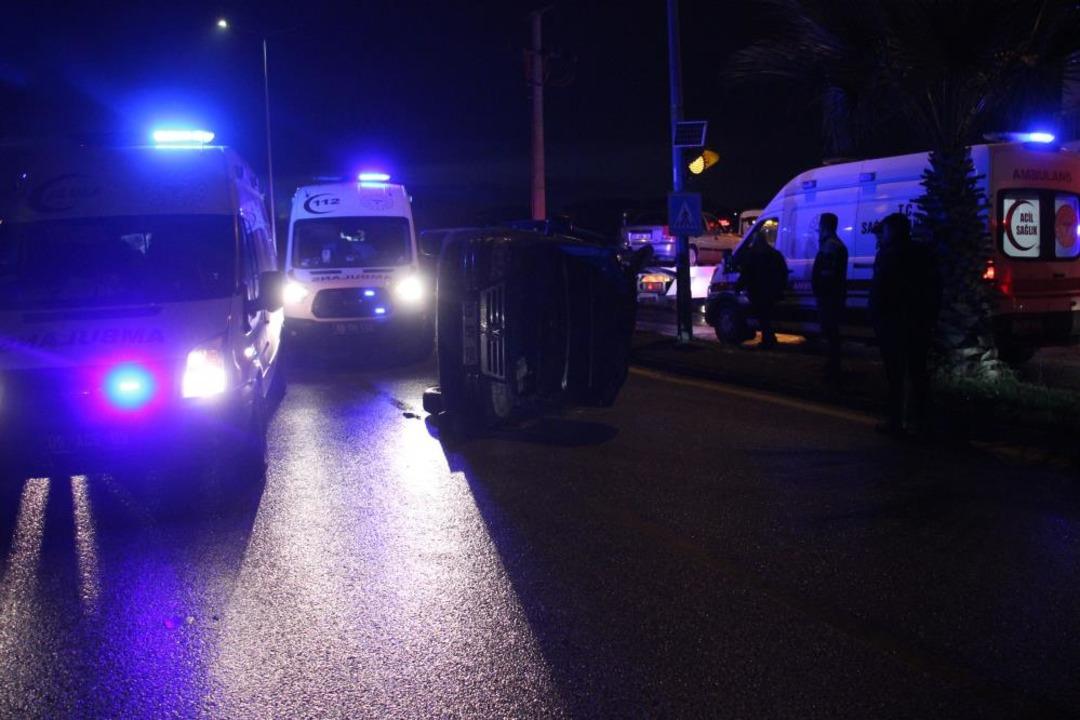 Otomobille &ccedil;arpışan ticari ara&ccedil; yan yattı: 7 yaralı 1