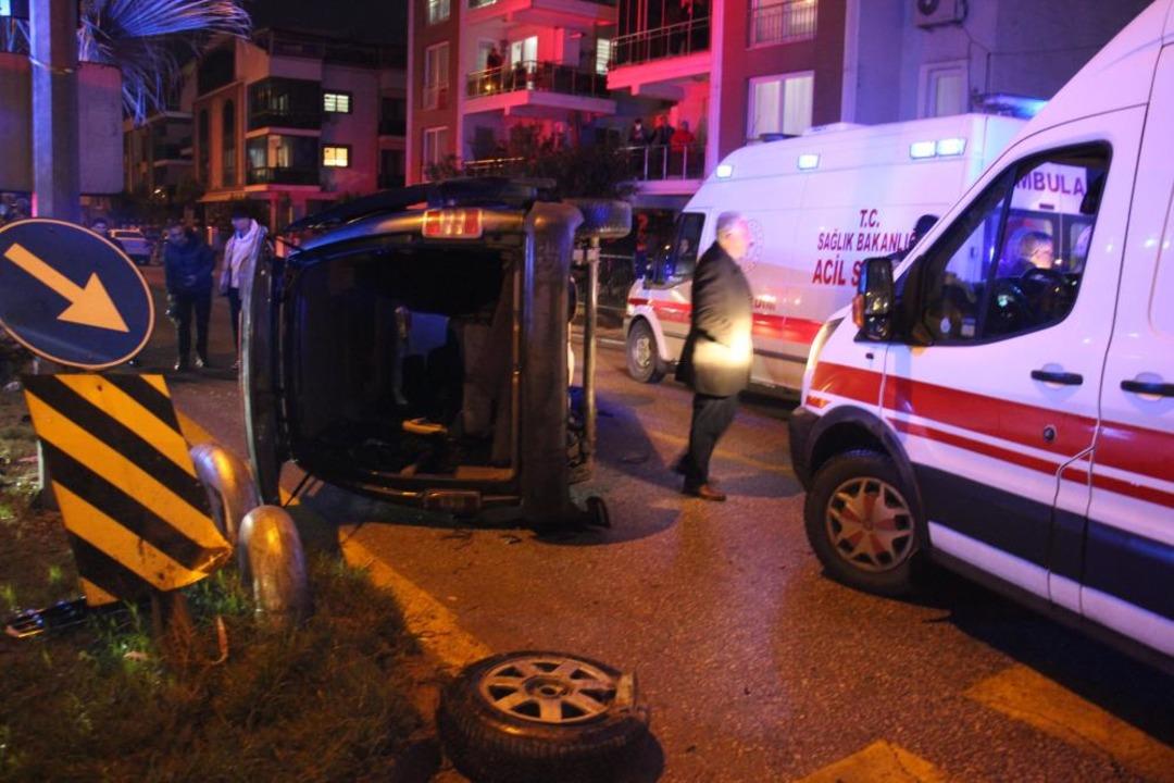 Otomobille &ccedil;arpışan ticari ara&ccedil; yan yattı: 7 yaralı 2