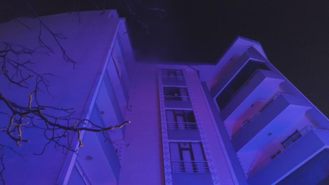 Apartmanda yangın paniği: 15 kişi dumandan etkilendi 1