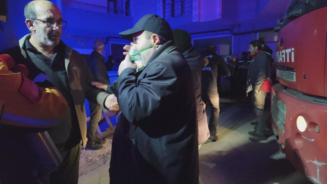 Apartmanda yangın paniği: 15 kişi dumandan etkilendi 3