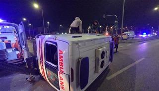 Otomobille &ccedil;arpışan ambulans devrildi: 3 yaralı