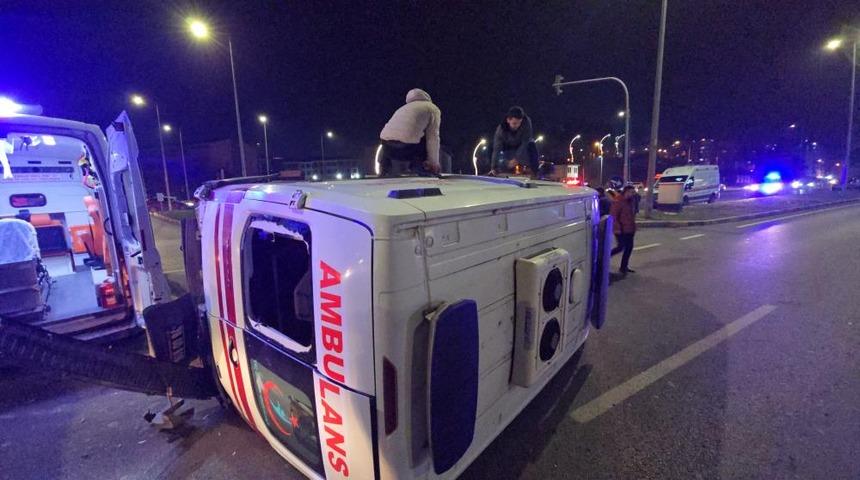 Otomobille &ccedil;arpışan ambulans devrildi: 3 sağlık &ccedil;alışanı yaralandı
