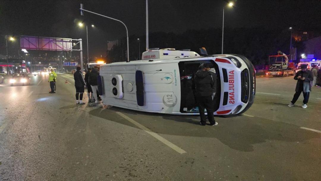Otomobille &ccedil;arpışan ambulans devrildi: 3 sağlık &ccedil;alışanı yaralandı 1