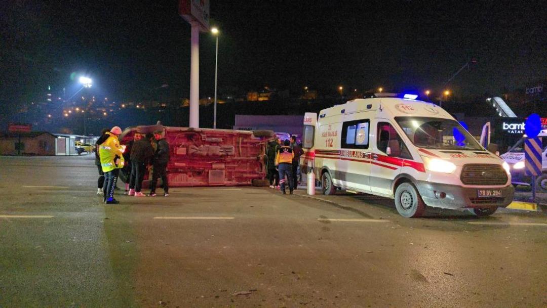 Otomobille &ccedil;arpışan ambulans devrildi: 3 sağlık &ccedil;alışanı yaralandı 2