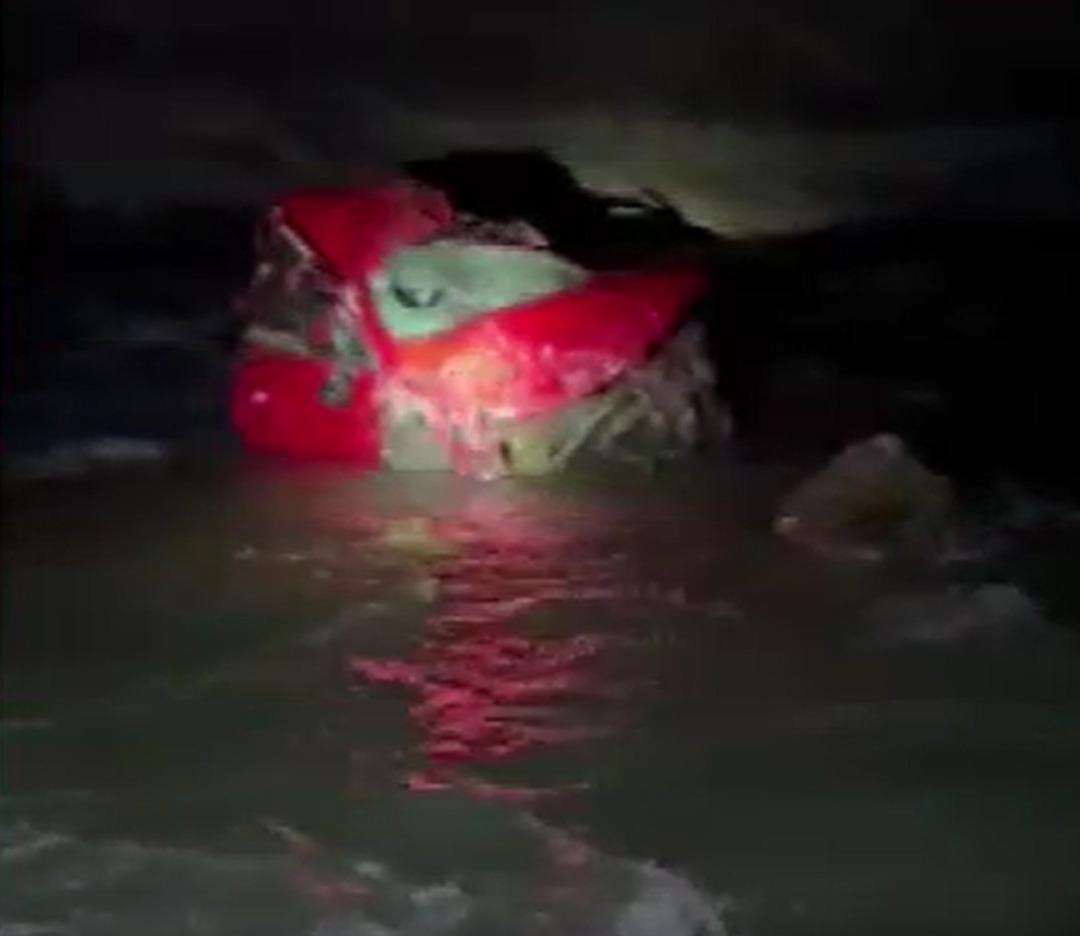 Otomobil Zap Suyu na yuvarlandı; 1 kişi kurtarıldı, kayıp kişiler i&ccedil;in &ccedil;alışma başlatıldı 1