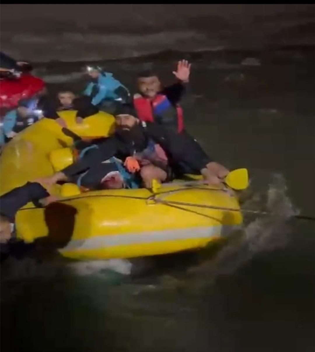 Otomobil Zap Suyu na yuvarlandı; 1 kişi kurtarıldı, kayıp kişiler i&ccedil;in &ccedil;alışma başlatıldı 2