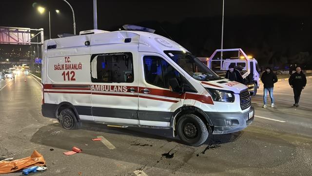 Karab&uuml;k te otomobil ile &ccedil;arpışan ambulanstaki 3 sağlık &ccedil;alışanı yaralandı 6