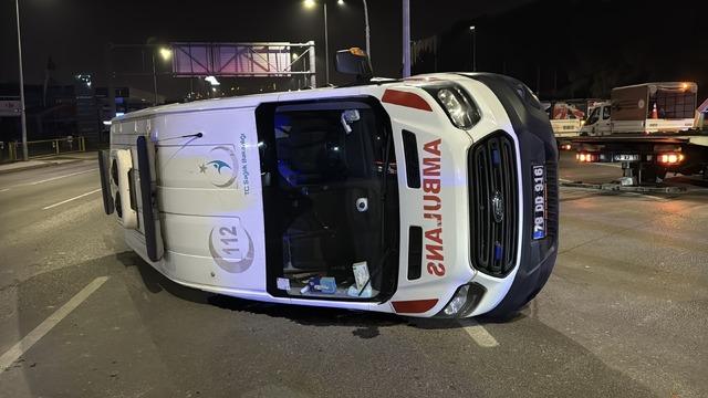 Karab&uuml;k te otomobil ile &ccedil;arpışan ambulanstaki 3 sağlık &ccedil;alışanı yaralandı 4