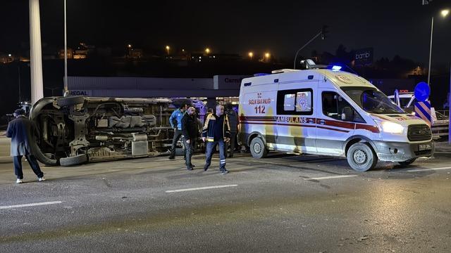 Karab&uuml;k te otomobil ile &ccedil;arpışan ambulanstaki 3 sağlık &ccedil;alışanı yaralandı 3