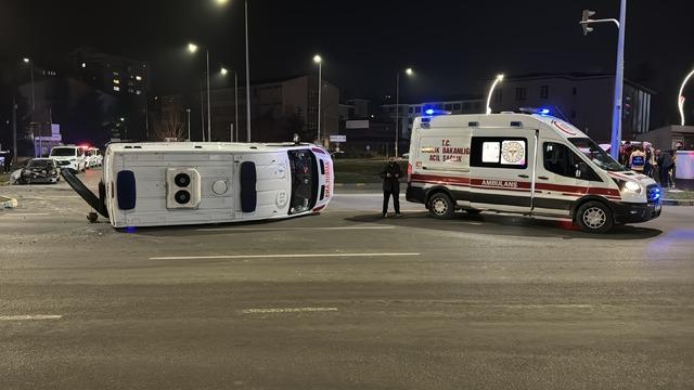 Karab&uuml;k te otomobil ile &ccedil;arpışan ambulanstaki 3 sağlık &ccedil;alışanı yaralandı 2
