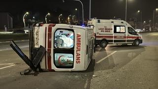 Karabük'te otomobil ile çarpışan ambulanstaki 3 sağlık çalışanı yaralandı
