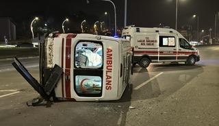 Karab&uuml;k'te otomobil ile &ccedil;arpışan ambulanstaki 3 sağlık &ccedil;alışanı yaralandı