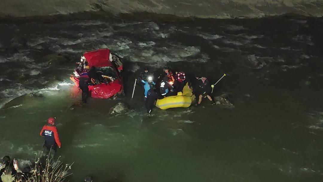 Aracıyla Zap Suyu na yuvarlanmıştı: 23 yaşındaki Sude den acı haber! 1