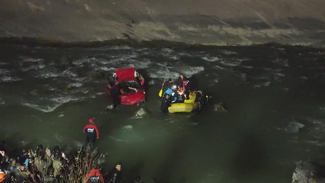 Aracıyla Zap Suyu na yuvarlanmıştı: 23 yaşındaki Sude den acı haber! 2