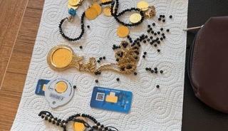 Ağrı&rsquo;da yolda bulunan altınlar sahibine ulaştırıldı