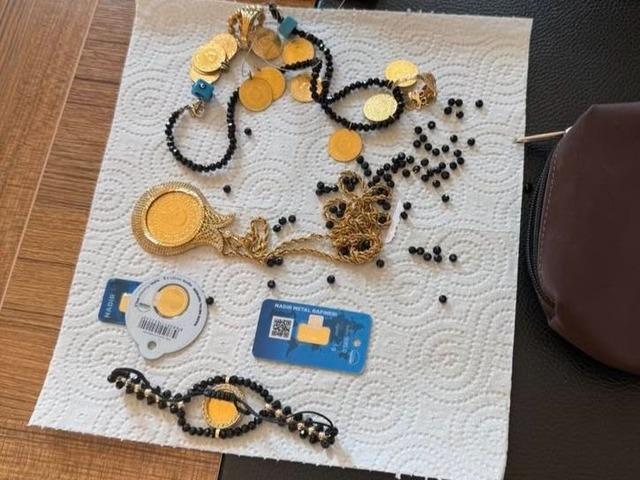 Ağrı&rsquo;da yolda bulunan altınlar sahibine ulaştırıldı