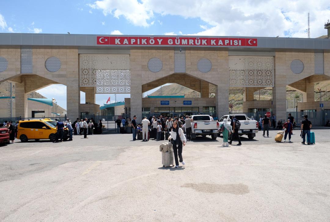 Seferler başladı: G&uuml;mr&uuml;k kapısı insan kaynıyor, akın akın geliyorlar! 2