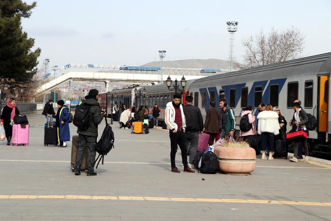 Seferler başladı: G&uuml;mr&uuml;k kapısı insan kaynıyor, akın akın geliyorlar! 3