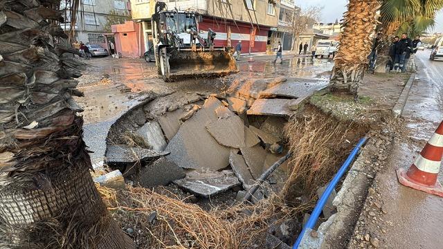 Adana da su borusunun patladığı caddede &ccedil;ukur oluştu 8