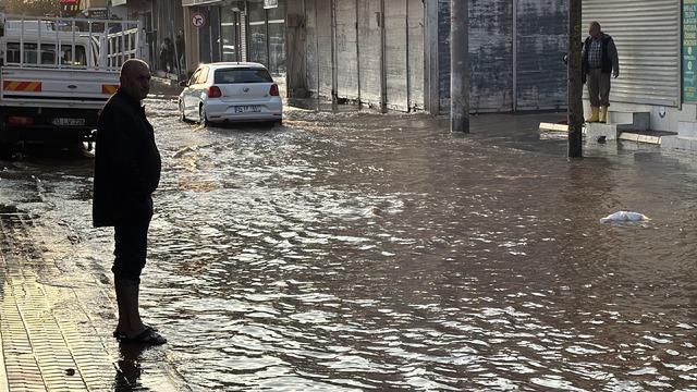 Adana da su borusunun patladığı caddede &ccedil;ukur oluştu 7