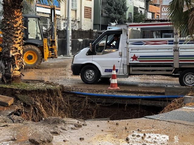 Adana da su borusunun patladığı caddede &ccedil;ukur oluştu 5