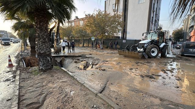 Adana da su borusunun patladığı caddede &ccedil;ukur oluştu 3