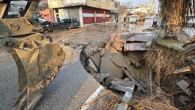 Adana da su borusunun patladığı caddede &ccedil;ukur oluştu 2