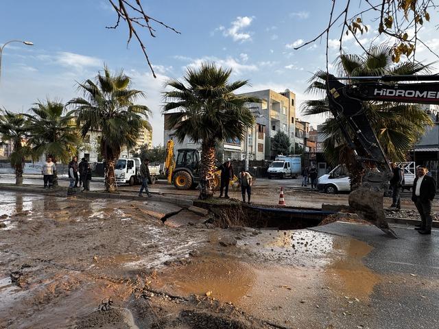 Adana da su borusunun patladığı caddede &ccedil;ukur oluştu 1