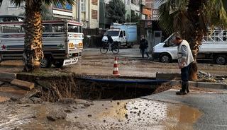 Adana'da su borusunun patladığı caddede &ccedil;ukur oluştu