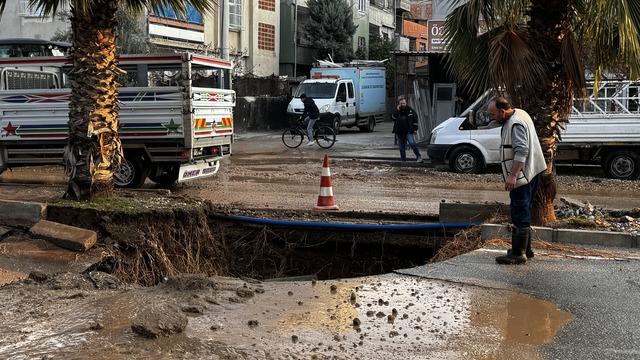 Adana'da su borusunun patladığı caddede çukur oluştu