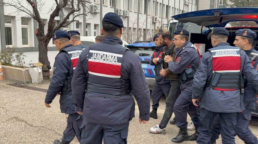 2 kişinin &ouml;l&uuml;m&uuml;ne sebep olan zanlılar adliyede