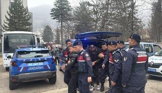 Tokat'ta 2 kişiyi &ouml;ld&uuml;rd&uuml;ğ&uuml; iddia edilen 2 zanlı adliyede