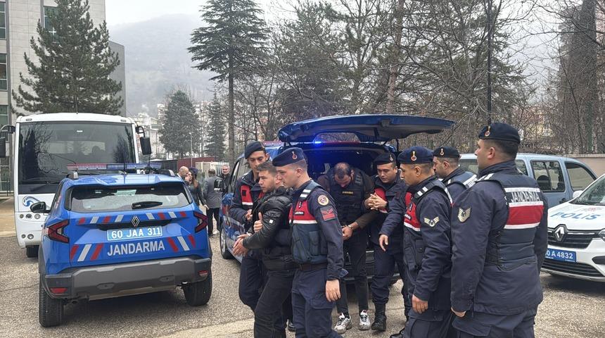 Tokat'ta 2 kişiyi &ouml;ld&uuml;rd&uuml;ğ&uuml; iddia edilen 2 zanlı adliyede