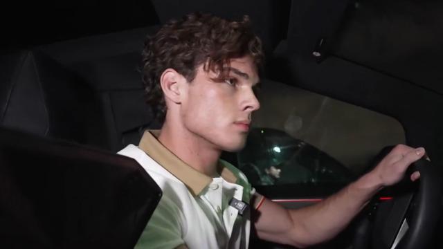 Ünlü YouTuber canlı yayınında bir kişiyi arabayla ezdi! Hesabı kapandı