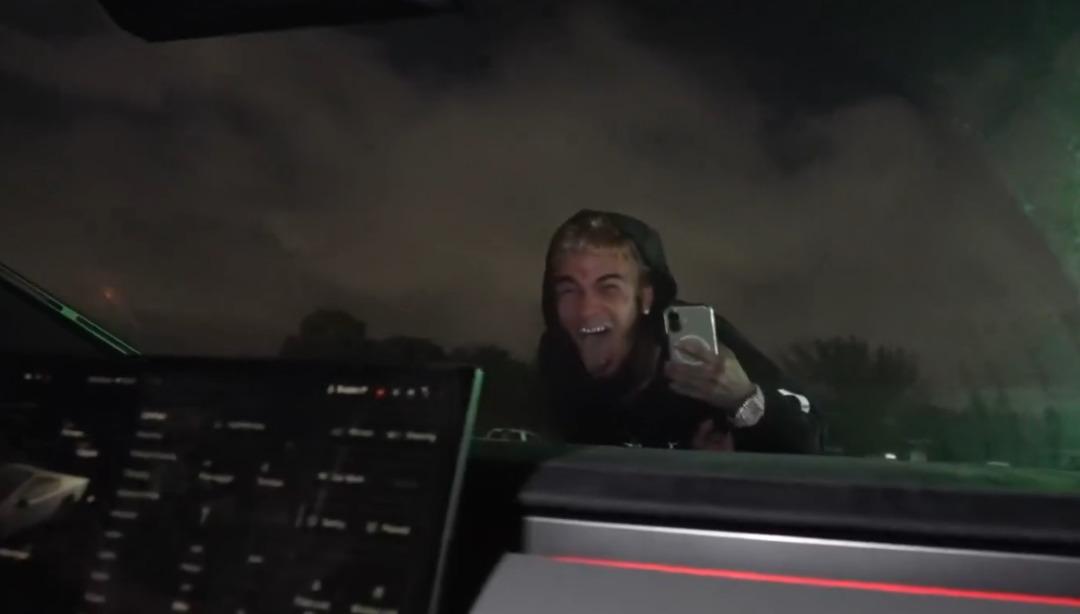 &Uuml;nl&uuml; YouTuber canlı yayınında bir kişiyi arabayla ezdi! Hesabı kapandı 1