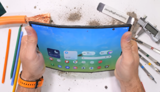 &Uuml;&ccedil;e katlanabiliyor! Dayanıklılık testinde s&uuml;rpriz son