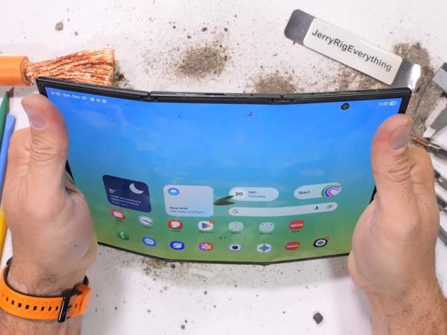 &Uuml;&ccedil;e katlanabiliyor! Dayanıklılık testinde s&uuml;rpriz son