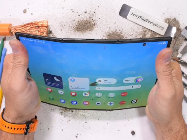 &Uuml;&ccedil;e katlanabiliyor! Dayanıklılık testinde s&uuml;rpriz son